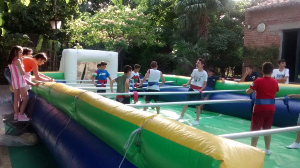 Noleggio gonfiabile Calcio Balilla umano