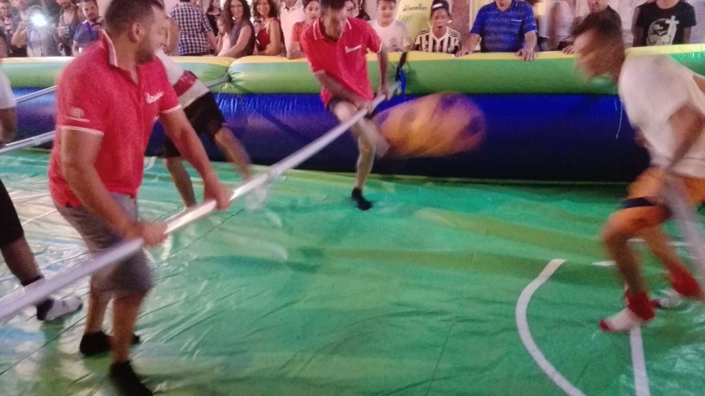 Noleggio gonfiabile Calcio Balilla umano